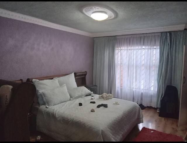 4 BEDROOM FREEHOLD FOR SALE IN VOSLOORUS EXT 10